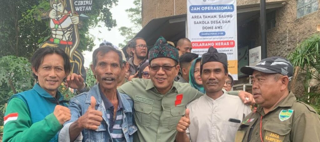 Bupati Bandung saat tanam pohon Hari Bumi 2025