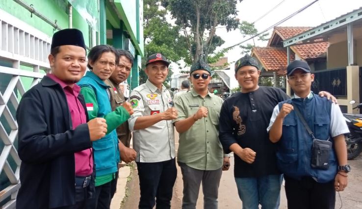 Bupati Bandung saat tanam pohon dan serahkan sertifikat PTSL