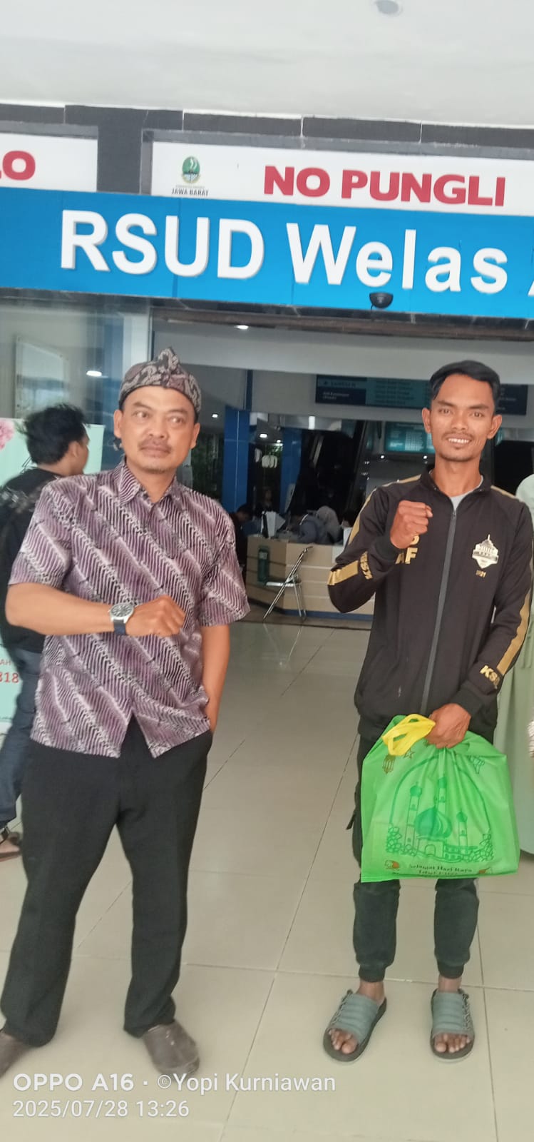 Bah Yopi mendampingi ibu guru ngaji Desa Mandalahaji di RS Al-Ihsan