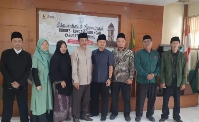 Para guru ngaji Dapil 3 tengah berdiskusi dalam forum silaturahmi di Cileunyi