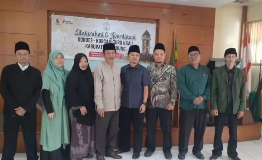 Para guru ngaji Dapil 3 tengah berdiskusi dalam forum silaturahmi di Cileunyi